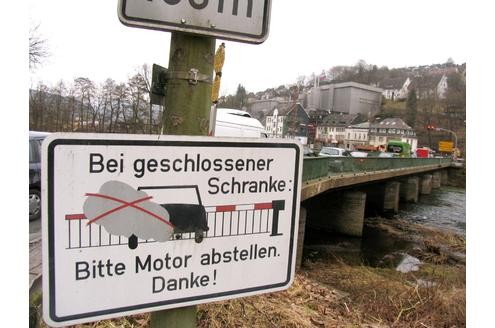 Fall 1: Eine neue Eisenbahnbrücke sollte die Bewohner der Gemeinde Finnentrop vor den nervigen Wartezeiten am Bahnübergang verschonen. Seit Ende der 80er Jahre wird an dieser Lösung schon geplant, diskutiert und gebaut ...