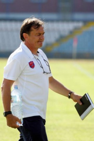 Nach vielen Stationen als Feuerwehrmann in der Ersten Bundesliga trainiert Ewald Lienen heute den griechischen Erstligisten Panionios Athen. Foto: Imago