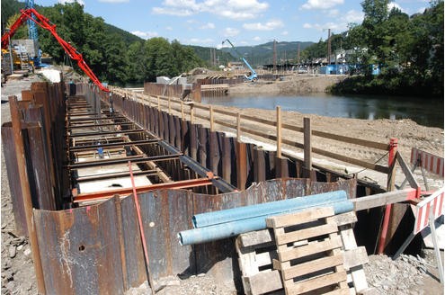 ... Ende 2009 war die Brücke endlich fertig. Über 2 Millionen Euro hat sie gekostet. Doch sie führt bislang ins Nichts, weil die Bahn die Anschlussarbeiten erst 2012 beginnen wird. Und wenn die Brücke dann 2014 benutzt werden kann, muss sie schon wieder überprüft werden.