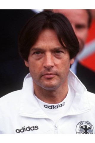 Dr. Hans-Wilhelm Müller-Wohlfahrt 1996 im Dress des DFB. Foto: imago