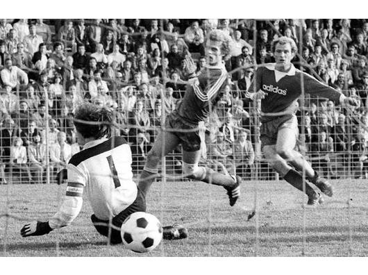 Uli Hoeneß (re., Bayern) bezwingt Torwart Werner Scholz (vorn) und Michael Eggert (beide Bochum). Die Bayern drehten dieses Spiel nach 0:4 Rückstand und gewannen am Ende mit 6:5. Foto: imago