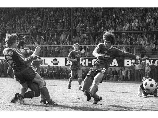 Gerd Müller (2.v.li., Bayern) setzt sich gegen Michael Lameck (5) und Erich Miß (beide Bochum) durch und kommt zum Torerfolg. Foto: imago