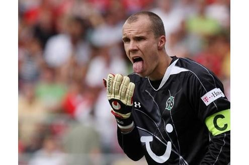 Torwart Robert Enke (Hannover) befeuchtet seine Torwarthandschuhe.