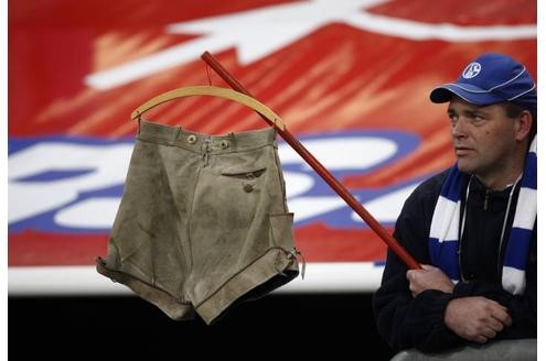 Schalker Fan fordert, den Bayern die Lederhosen auszuziehen.