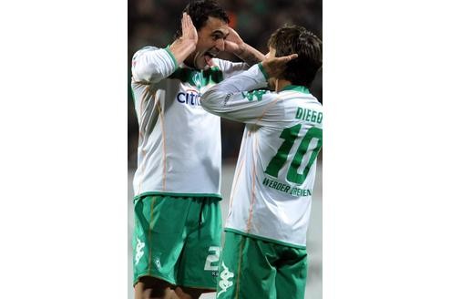 Hugo Almeida (li.) und Diego (beide Bremen) - Torjubel mit Ohren.