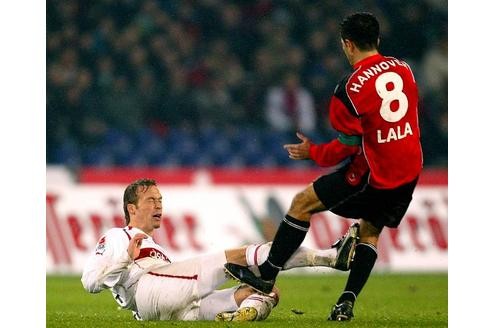 Knochenbrecher: Andreas Hinkel (Stuttgart, li.) mit einem brutalem Tackling gegen Altin Lala (Hannover).