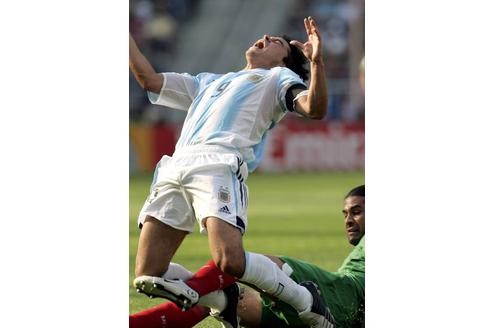 Der Mexikaner Rafael Marquez senst Argentiniens Javier Saviola um. Die Rache der Gauchos folgte im Elfmeterschießen der WM 2006.