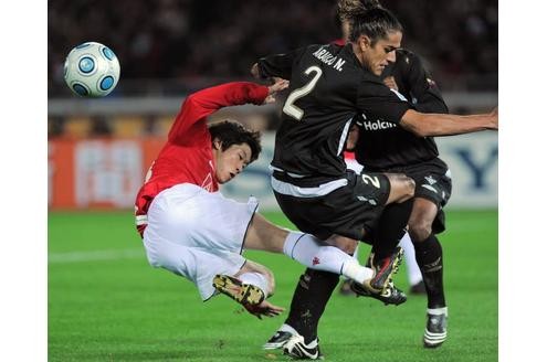 Da kommt ein Ji Sung Park geflogen... Autsch wird sich Norberto Araujo (Quito, re.) gedacht haben....