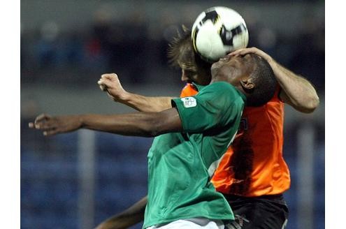 Ruhig mal ein Auge zudrücken - bei Simao nimmt es der Gegenspieler vom FC Levadiakos aber etwas zu wörtlich.