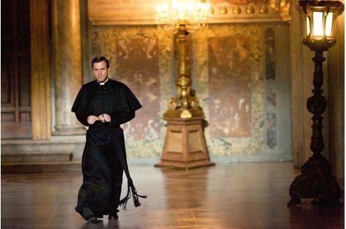 Der Camerlengo des verstorbenen Papstes, Patrick McKenna (Ewan McGregor), eilt durch den fast menschenleeren Vatikan. © Sony Pictures