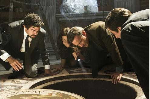 Inspector Olivetti (Pierfranceso Favino), Vittoria Vetra (Ayelet Zurer) und Robert Langdon (Tom Hanks) entdecken einen Geheimgang (von links nach rechts). © Sony Pictures