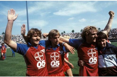 Peter Szech (li.), Michael Schuhmacher (Mitte) und Horst Feilzer (Uerdingen, 2.v.re.) freuen sich über den perfekten Bundesligaaufstieg nach dem in Summe 4:2-Sieg über die Königsblauen.