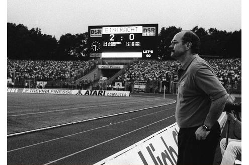 Trainer Klaus Schlappner (Saarbrücken) ratlos ob des Rückstandes gegen Eintracht Frankfurt. Im Rückspiel sollte es Saarbrücke besser machen: das wurde mit 2:1 gewonnen...