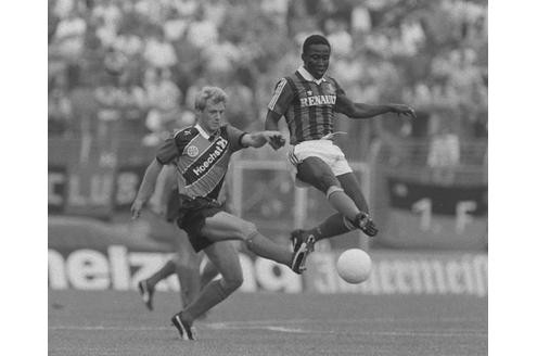Anthony Yeboah (Saarbrücken, re.) gegen Dieter Eckstein (Frankfurt). Das Hinspiel der Relegation im Jahr 1989 endete 2:0 für die Eintracht.