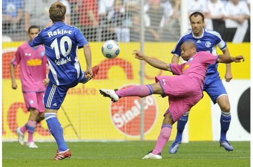 Der VfL Bochum schockierte seine Fans in Schalke mit einer schwachen Leistung und ebensolchen pinken Trikots.