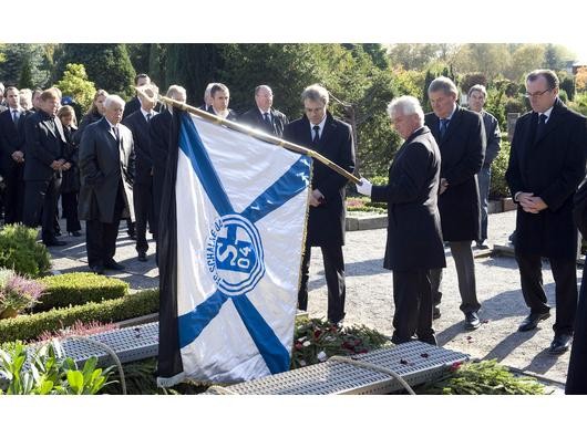 Der ehemalige Nationalstürmer Klaus Fischer schritt bei der Beerdigung seines früheren Mitspielers und besten Freundes, Rolf Rüssmann, mit einer Schalke-Fahne vorneweg. (Foto: ap)