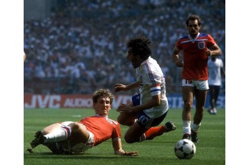 Der Mann, dessen Name Programm war. Terry Butcher (engl. Schlächter) mäht Michel Platini um.