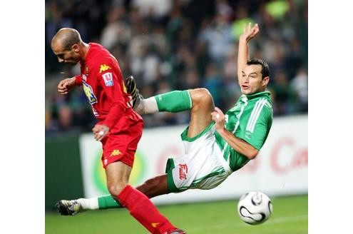 Mehr als einen Tritt in den Hintern verpasst Vincent Hognon (St. Etienne) Yannick Fischer (Le Mans).