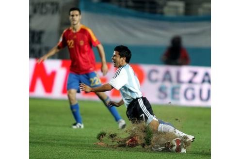 Maulwurf am Werk? Irgendwo hinter all dem aufgewirbelten Dreck steckt auch ein Spanier, der den Argentinier Javier Saviola von den Beinen geholt hat.