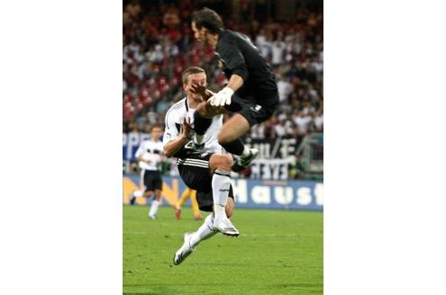 Lukas Podolski macht Bekanntschaft mit dem belgischen Natioaltorwart Stijn Stijnen.