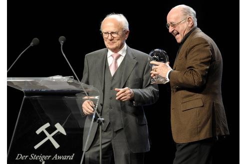 Für die Kategorie Medien übergab der ehemalige WDR-Intendant Friedrich Nowottny den Preis an Prof. Dr. Alfred Biolek. Foto: Jens Schlueter/ddp