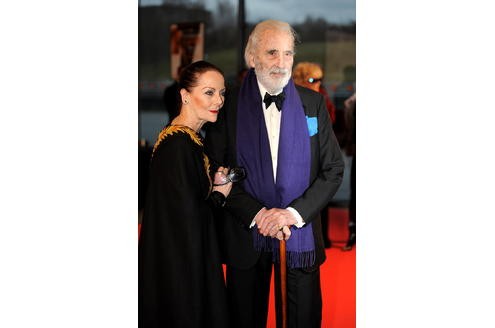 Ausgezeichnet wurde auch Sir Christopher Lee. Hier posiert er mit Gattin Gitte für die Fotografen auf dem roten Teppich. Foto: Matthias Graben / WAZ FotoPool