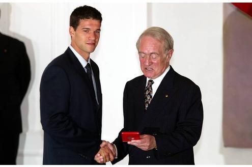 ... und erhielt von Bundespräsident Johannes Rau das Silberne Lorbeerblatt.