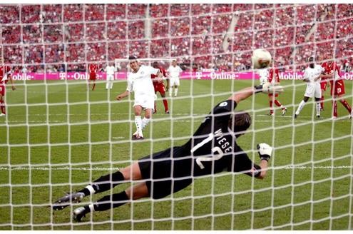 ... und Pokal. Im Pokalfinale gegen den 1. FC Kaiserslautern erzielte er zwei Tore gegen FCK-Torwart Tim Wiese.