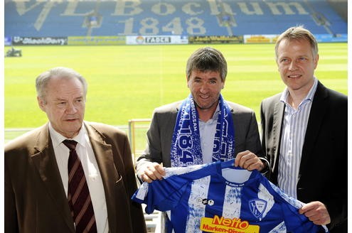 Noch im selben Monat stellte Bundesliga-Absteiger VfL Bochum Funkel als neuen Trainer vor. Mit dem Verein ...