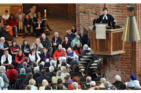 ...als sie rund drei Monaten nach ihrem Rücktritt sie zum ersten Mal wieder in der zentralen Marktkirche in Hannover predigte, wurde sie von ihrer Gemeinde positiv aufgenommen.
 Foto: Jens Schulze/Pool/ddp