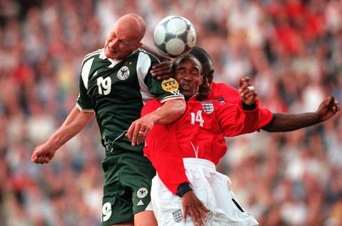 2000 treffen die Kontrahenten erneut bei der Europameisterschaft aufeinander. Carsten Jancker (links) steigt in dieser Szene zwar höher als Paul Ince, doch Deutschland unterliegt durch den Treffer von Alan Shearer mit 0:1 und scheidet als Gruppenletzter aus - eine Blamage.