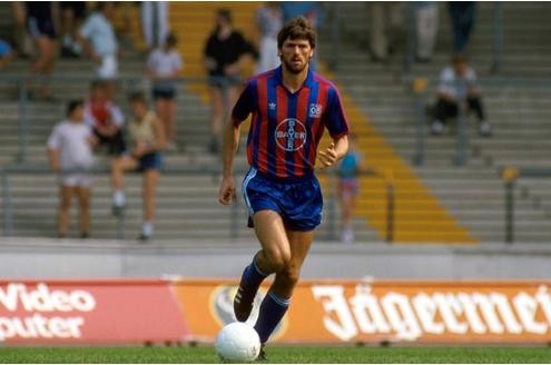 In 254 Bundesligaspielen für Bayer schoss Funkel 59 Tore. Er beendete im Jahr 1990 zwar seine aktive Laufbahn, blieb aber ...