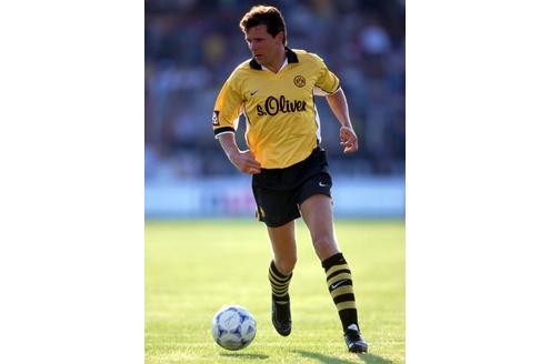 ... Im Sommer 2000 entschied sich der Mittelfeldspieler für einen Wechsel zu Intimfeind Schalke 04 - ablösefrei. 1994 hatten die Dortmunder noch umgerechnet 4,6 Millionen Euro an Juventus Turin gezahlt.
