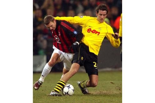 Nur ein Jahr nach seinem Bundesliga-Debüt absolvierte Metze sein erstes Länderspiel. In der Meister-Saison 2002 war es dann soweit: Metzelder ersetzte Kohler immer öfter in der Innenverteidigung. 2002 gehörte er bei der WM in Japan und Südkorea zu den besten deutschen Spielern.