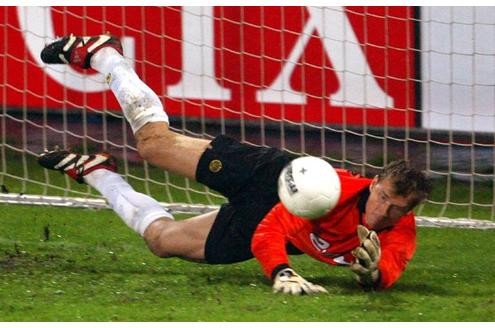 Platz 14: Jens Lehmann wurde nie Publikumsliebling. Dafür dominierte Königsblau zu sehr seine Vergangenheit - darunter ein Tor gegen den BVB im Westfalenstadion.