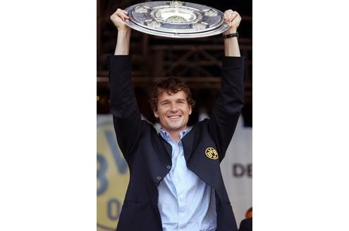 ... Bei einem Freundschaftsspiel im Sauerland gingen ihm einige BVB-Fans sogar an die Wäsche. Doch Lehmann biss sich durch und hatte gewichtigen Anteil am Gewinn der Meisterschaft 2002.