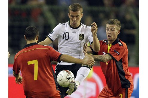 Belgien - Deutschland:Lukas Podolski gegen Eden Hazard (l.) und Toby Alderweireld.