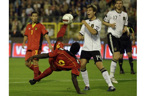 Belgien - Deutschland: Holger Badstuber wird von Romelu Lokaku mit einem Rückfallzieher überrascht.