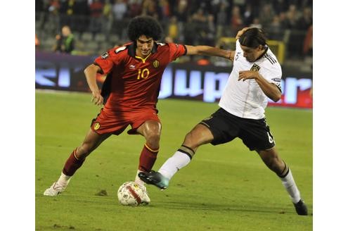 Belgien - Deutschland: Sami Khedira gegen Marouane Fellaini.