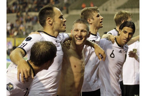 Die deutschen Nationalspieler freuen sich nach dem Abpfiff über die ersten drei Punkte in der EM-Qualifikation.