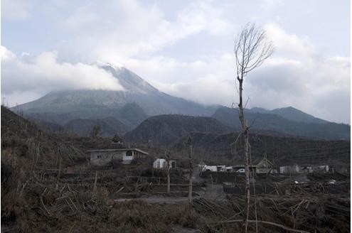 Der Vulkan Merapi, dessen Aktivität am vorigen Wochenende erheblich zunahm und...