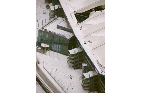 Der Schnee hat dem Dach der Arena auf Schalke arg zugesetzt: Aus der Luft sieht man die Ausmaße der Schäden.