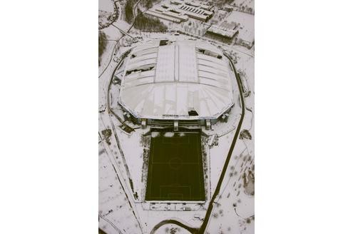 Der Schnee hat dem Dach der Arena auf Schalke arg zugesetzt: Aus der Luft sieht man die Ausmaße der Schäden.