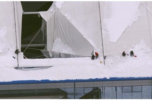 Der Schnee hat dem Dach der Arena auf Schalke arg zugesetzt: Aus der Luft sieht man die Ausmaße der Schäden.