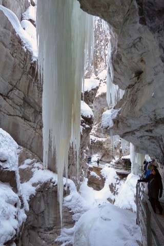 Andächtiges Staunen über die Riesen-Eiszapfen in der Breitachklamm: Die Schlucht ist bei Besuchern unheimlich beliebt. 