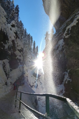 Wie Diamanten funkelt der Schnee in der Luft: Die Breitachklamm bietet spektakuläre Motive.