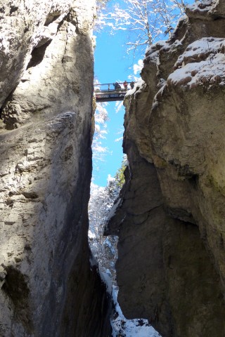 Über der Klamm spannt sich der Zwingsteg auf, einst eine Schmugglerroute. Die heutige Variante wird vor allem von Touristen genutzt. 