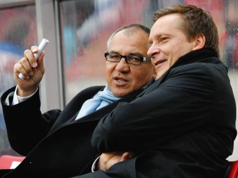 Was Schalke-Trainer Felix Magath und Horst Heldt wohl hier bequatschen? Doch nicht etwa...