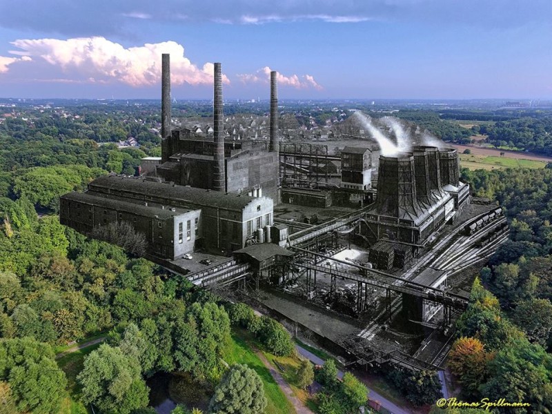 Kraftwerk Hannover in Bochum-Hordel, einst und jetzt! Eine Fotomontage, mit einer Drohne gemacht. Vom gleichen Standpunkt aus der Luft, damals vom 65 m hohen Zentralschacht 2 der Zeche Hannover aufgenommen und heute mit der Drohne in 65 m über dem ehemaligen Förderturm geflogen.