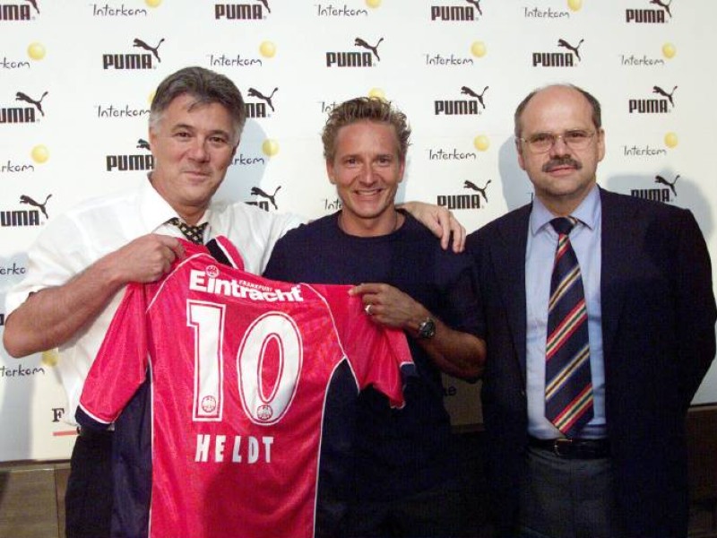 ...zur Saison 1999/2000 zu Eintracht Frankfurt. Präsident Rolf Heller (l.) und Verwaltungsrat Bernd Ehinger adelten den Neuzugang mit der Trikotnummer 10.
